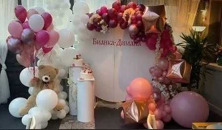 Деси Цонева с погача за дъщеря си