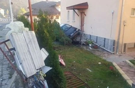 След превишена скорост: 18-годишен „паркира” в двора на къща в Смолян