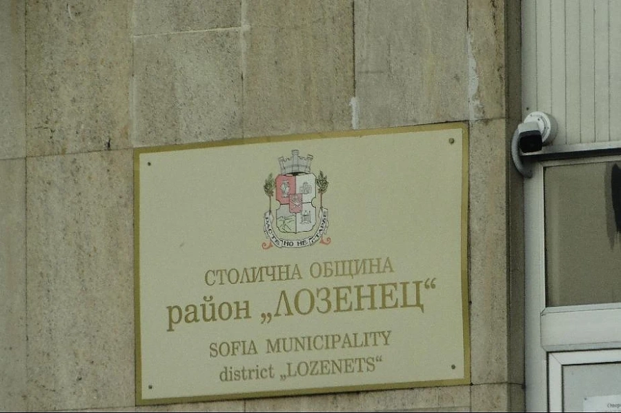 Администрацията на столичния район „Лозенец” осъмна с разбити стъкла