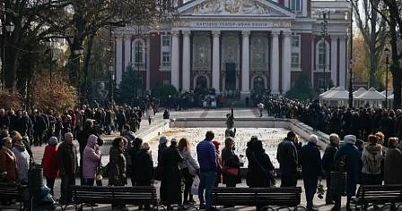 Хиляди се прощават със Стефан Данаилов в Народния театър (СНИМКИ)