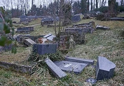 Вандали поругаха гробове в Нова Загора