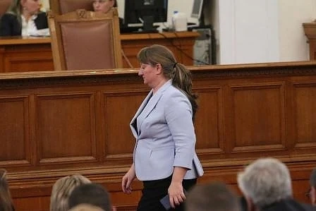 Скандалните имоти на новата соцминистърка 