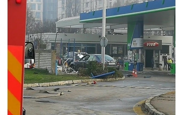 Катастрофа до бензиностанция в София, има изтичане на газ