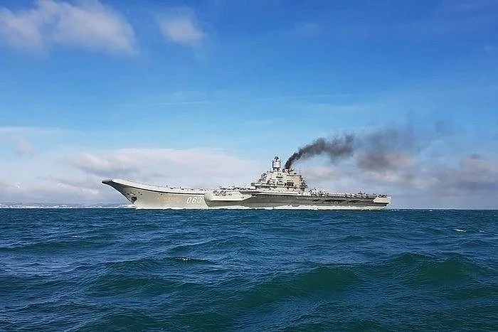 Пожар в единствения руски самолетоносач