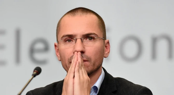 Хванаха Ангел Джамбазки пил зад волана