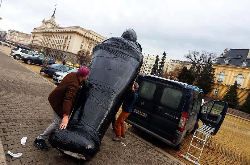 4-метрова мумия се появи на мястото на бившия мавзолей
