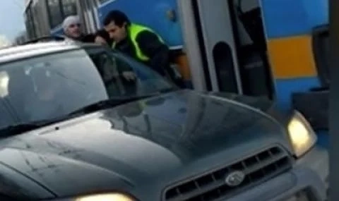 Бой между шофьори на тролей и автомобил в София