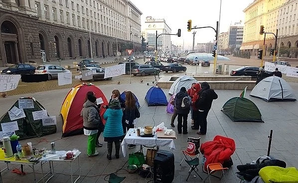 Медици протестират с разпънати палатки пред сградата на Министерски съвет