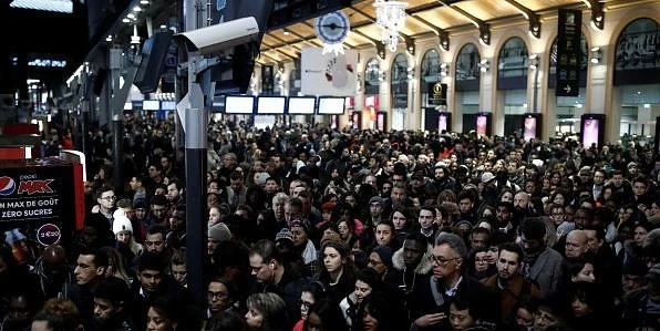 Стачка срещу пенсионната реформа парализира Франция 