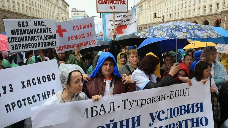 Протестът на медицинските специалисти се мести пред Народното събрание