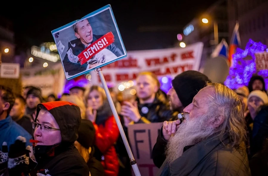 Около 15 000 души протестираха в Прага срещу премиера Андрей Бабиш