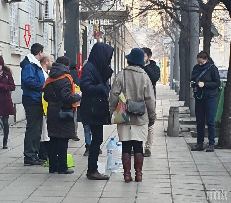 ДеБъ протестират по хавлии, но объркаха министерството