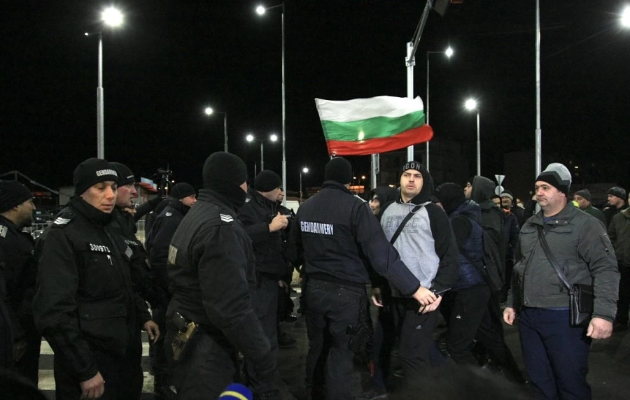 Сблъсъци между протестиращи и полицаи в Перник