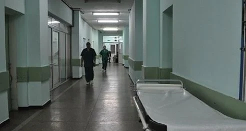 Трима души със съмнения за ешерихия коли са приети в болницата в Перник