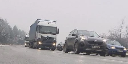 Днес ограничават движението на камионите над 12 тона