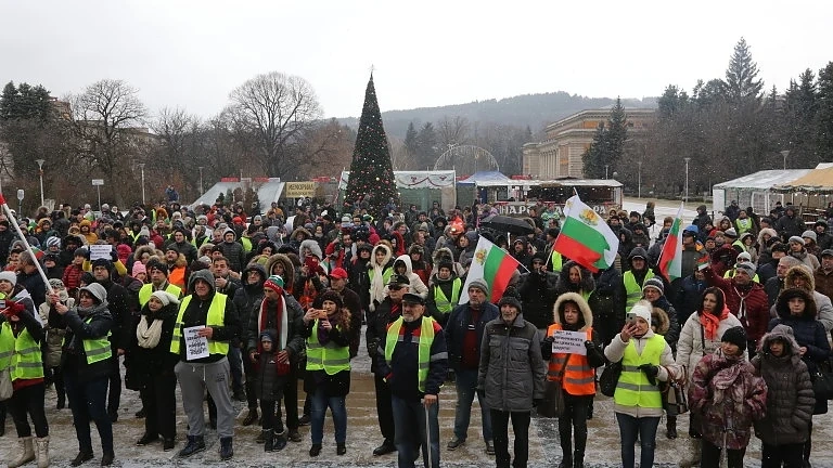 Перничани излязоха на протест срещу безводието, държавата ускорява пречистването