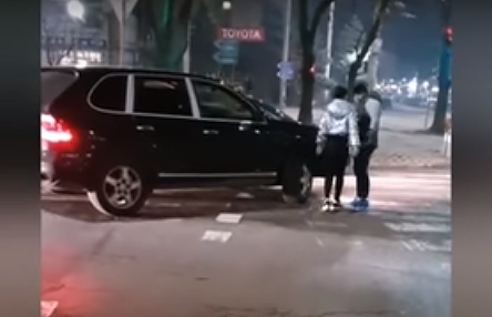 Жена бие шамари на мъж след засичане на кръстовище в Русе (ВИДЕО)