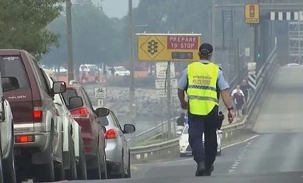 Евакуират бедстващите хора в Австралия