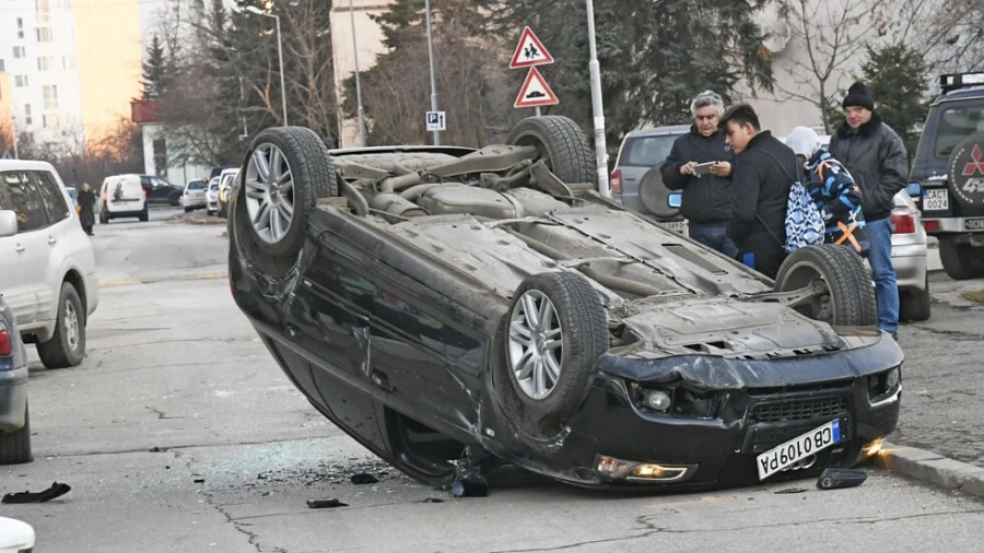 Кола се обърна по таван в столичния квартал \