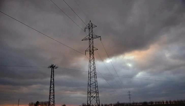 Силният вятър остави няколко села в Сливенско без ток