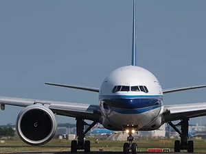  Акциите на Boeing вървят надолу 