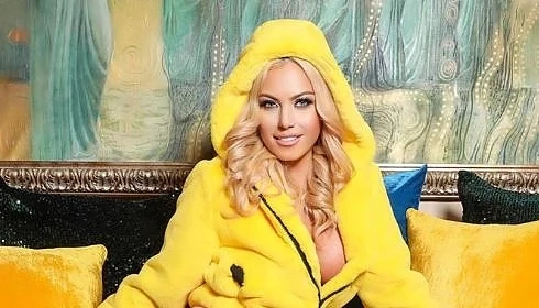 Камелия показа голо бедро на рождения си ден (СНИМКА)