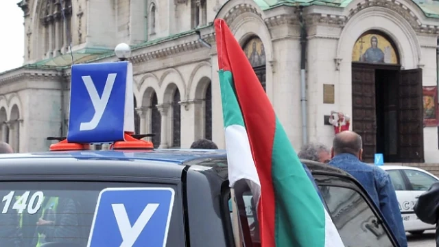 Автоинструктори: Новата наредба ни рекетира