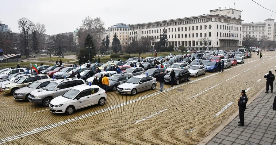 Автоинструкторите окупираха жълтите павета 