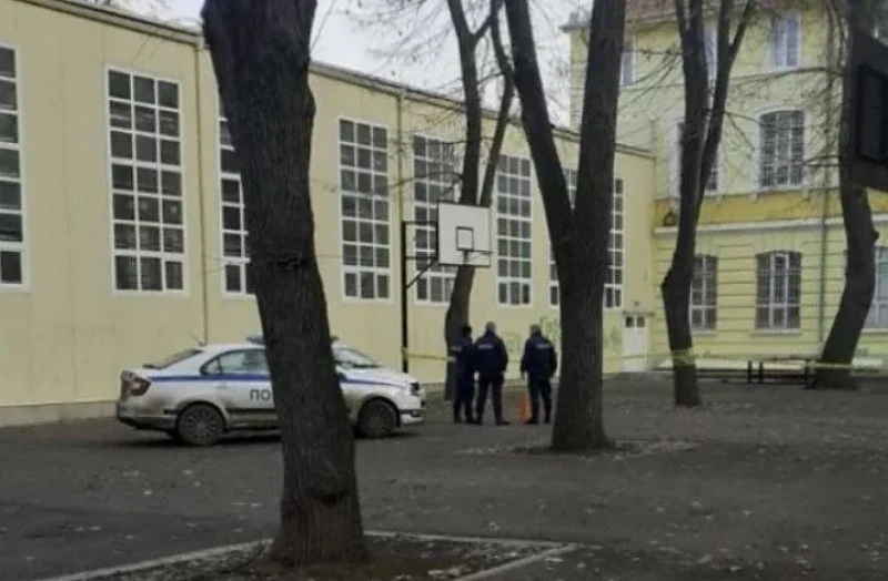 15-годишен скочи от покрива на гимназия в Русе и загина