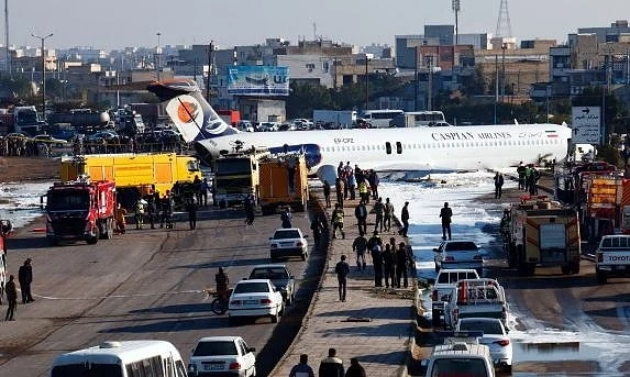 Ирански самолет се озова на магистрала, след като пилотът \