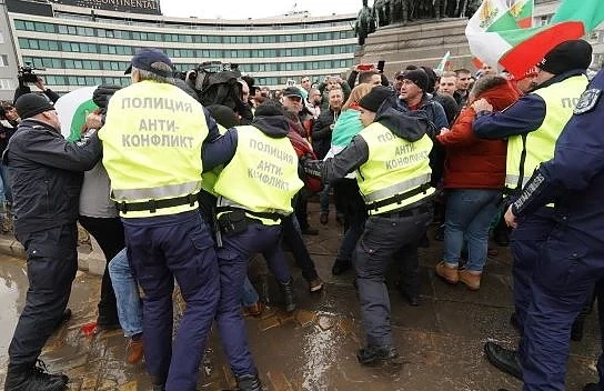 Ресторантьори и хотелиери блокираха движението пред парламента (СНИМКИ)