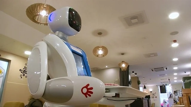 Роботи сервират храна на заразени с коронавируса в китайски хотел (ВИДЕО)