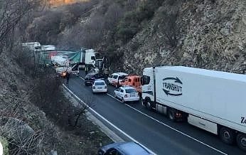 Отвориха за движение пътя през Кресненското дефиле след две тежки катастрофи
