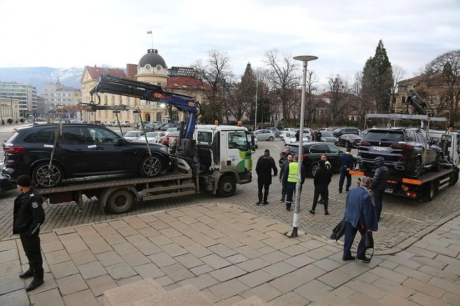 МВР прибра джиповете на Васил Божков (СНИМКИ)