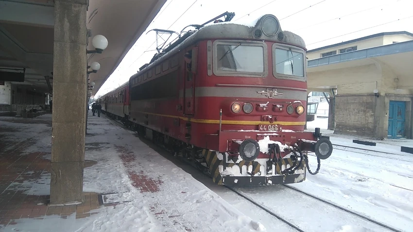 Движението на влаковете в два участъка на страната е прекъснато поради тежките зимни условия