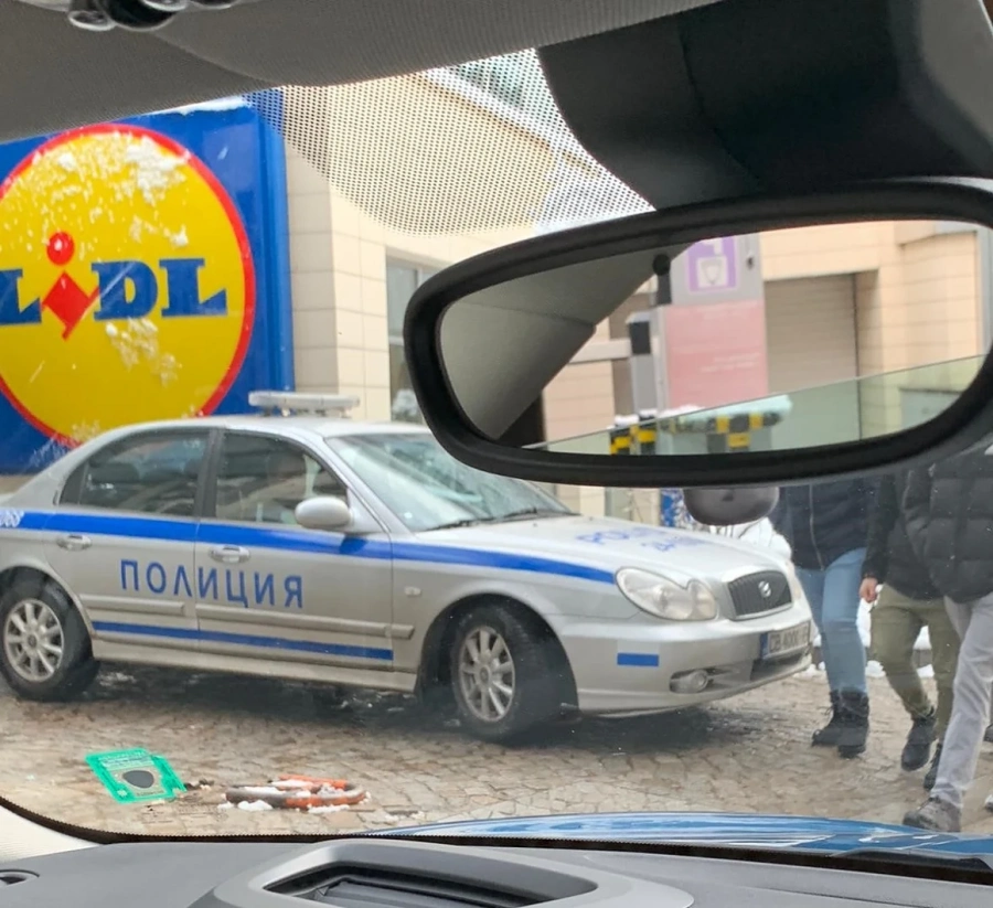 Гореща новина! Струпване на полиция пред комплекс \
