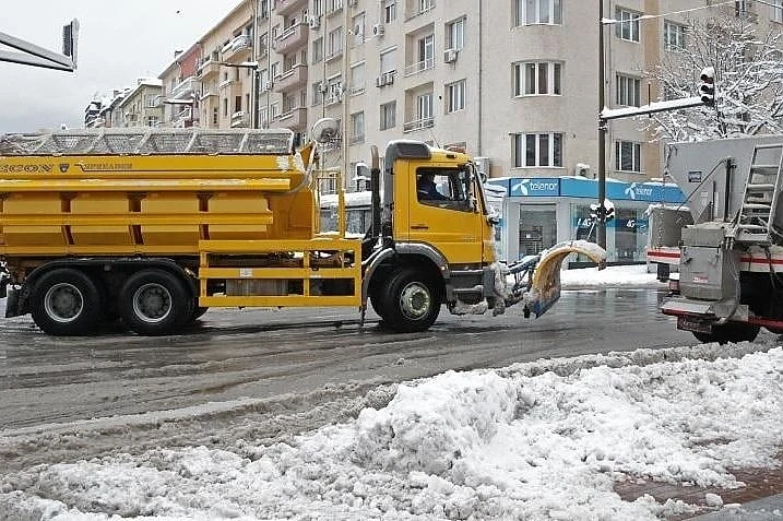 Обработват улици и булеварди в столицата срещу заледяване