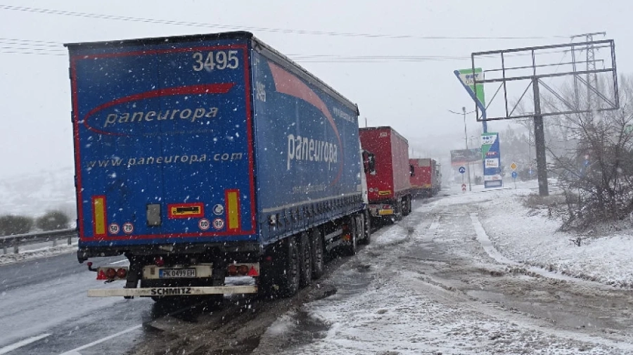 Снегонавявания и мъгла налагат ограничения на движението по пътищата 