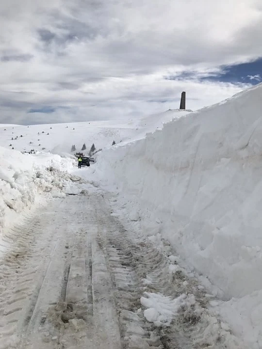 Двама възрастни и дете са блокирани в хижа \