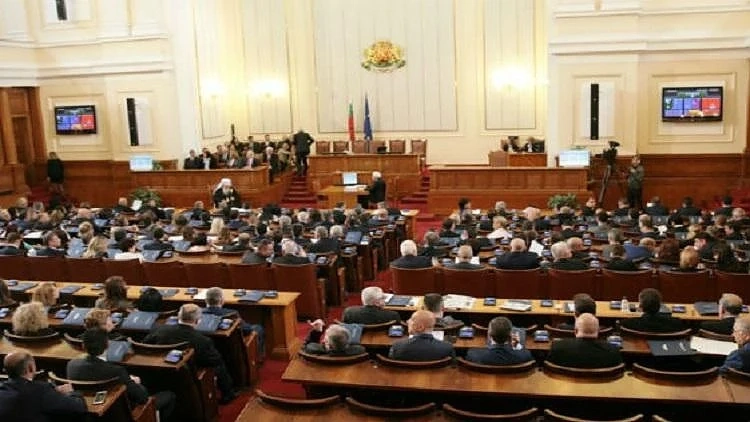 Депутатите ще изберат трима в състава на КРС
