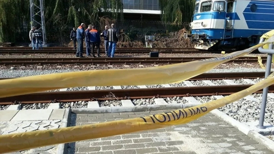 16-годишно момиче се хвръли под влака на гарата в Септември