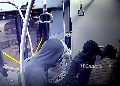СДВР пусна кадри от нападението над 14-годишиня ученик в автобус в София