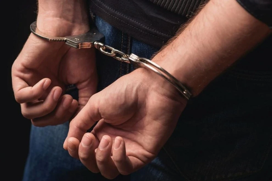 Арестуваха адвокат за блудство с три малолетни момчета