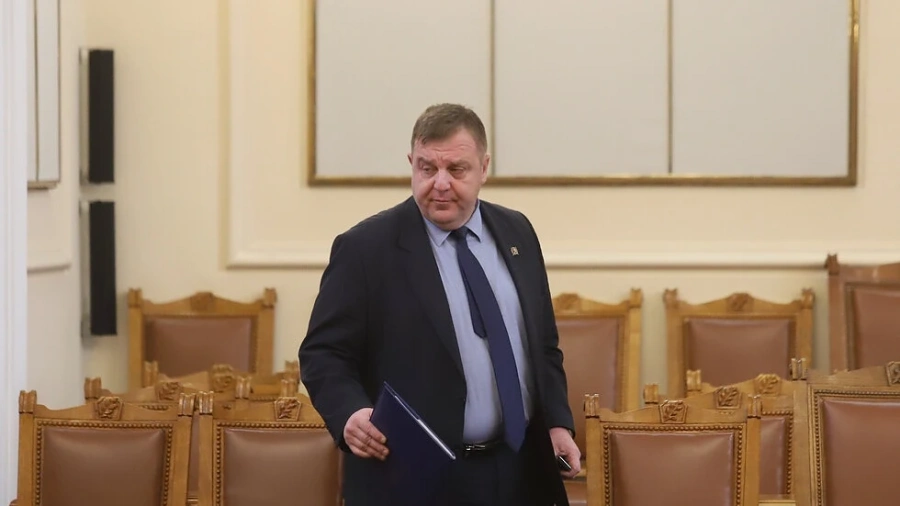Каракачанов: Няма масово продаване на имоти на МО, няма острови, архипелази и жълти павета