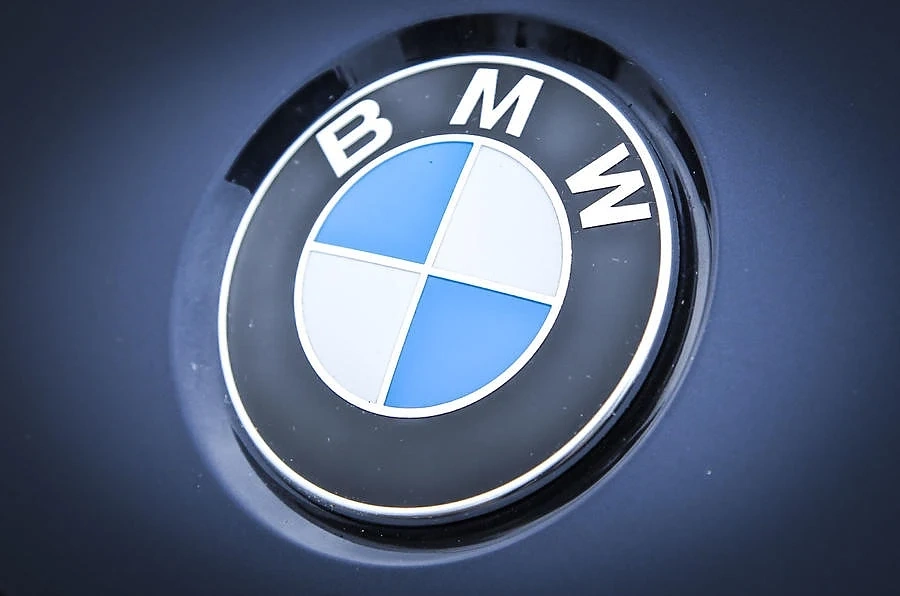 BMW променя известното си лого   