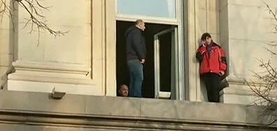 Една от барикадиралите се мед. сестри излезе на прозореца на сградата на НС