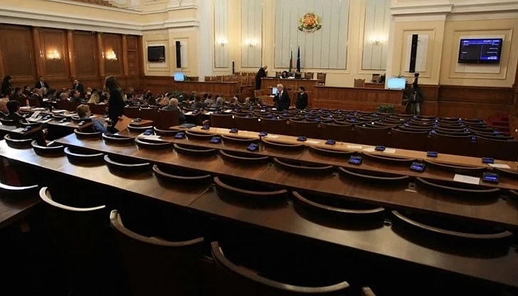 Депутатите на нож за барикадата на медсестрите