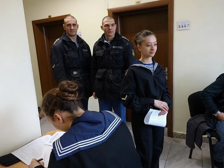 Десетки курсанти от Военноморското училище дариха кръв във ВМА