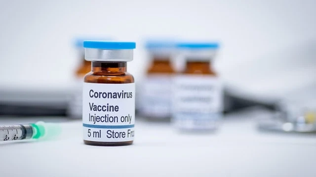 Великобритания плаща 3500 паунда на доброволци за тест на ваксина срещу COVID-19
