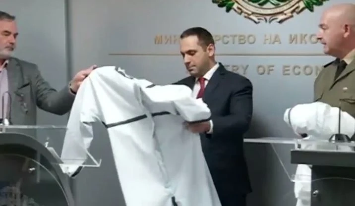 Показаха предложенията за предпазните облекла при работа с коронавирус (ВИДЕО)